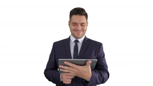 Зрелый красивый эмоциональный бизнесмен смотрит смешное видео на популярном сайте на цифровом планшете на белом фоне . — стоковое видео