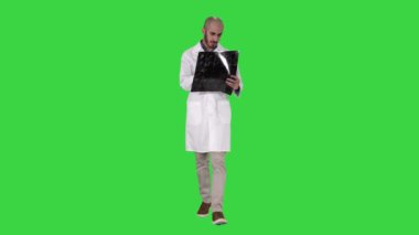 Doktor Yeşil Ekranda yürürken omuz röntgeni taraması gözden geçirme, Chroma Anahtar.