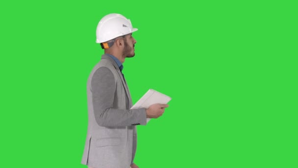 Arkitekt Walking med Tablet och kontrollera vad som är byggt på en grön skärm, Chroma Key. — Stockvideo