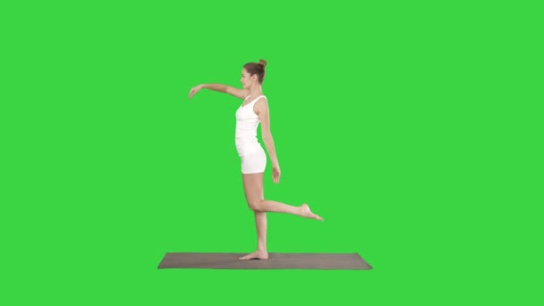 Ung yogi attraktiv kvinna praktiserar yoga koncept, stående i Natarajasana motion på en grön skärm, Chroma Key. — Stockvideo