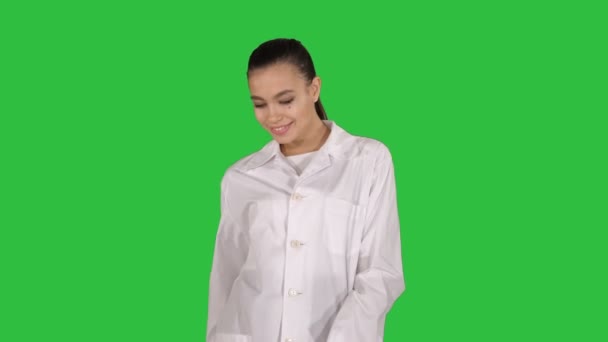 Feliz joven doctora baila en una pantalla verde, Chroma Key . — Vídeos de Stock