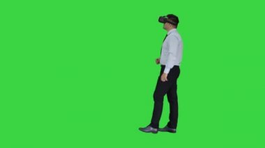Vr gözlük li işadamı ve Yeşil Ekranda sanal gerçeklik nesneleri ile etkileşim, Chroma Key.