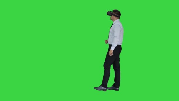 Бизнесмен в очках виртуальной реальности и взаимодействие с объектами виртуальной реальности на зеленом экране, Chroma Key . — стоковое видео