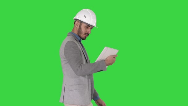 Ingeniero caminando y trabajando en la tableta digital en una pantalla verde, Chroma Key . — Vídeo de stock