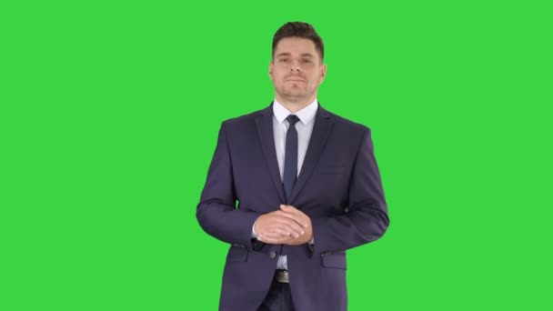 Empresário atencioso andando em uma tela verde, Chroma Key . — Vídeo de Stock