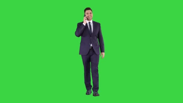 Επιτυχημένος άντρας σε φόρμα μιλά στο τηλέφωνο και περπατά σε πράσινη οθόνη, πλήκτρο αποχρώσεων. — Αρχείο Βίντεο