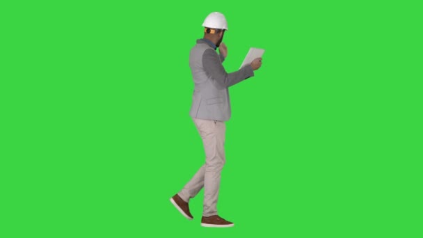 L'ingénieur hipster faire appel vidéo avec tablette montrant le résultat de son travail sur un écran vert, Chroma Key . — Video