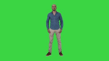 Sıkı adam ayakta ve Yeşil Ekranda kameraya bakarak, Chroma Anahtar.