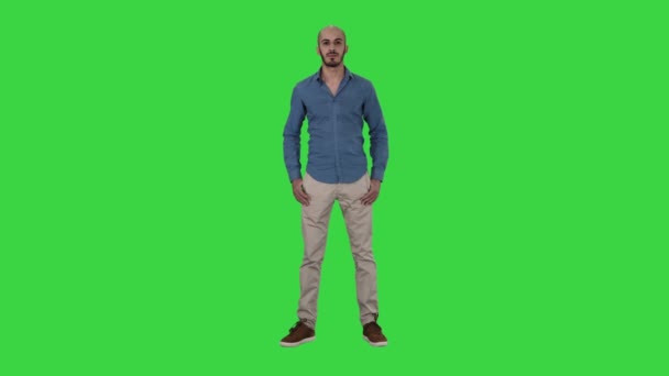 Ścisły człowiek stojący i patrząc w aparat fotograficzny u pewien zielony tęcza, Chroma klucz. — Wideo stockowe