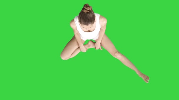 Hermosa mujer sentada sin esterilla de yoga en pose de loto en una pantalla verde, Chroma Key . — Vídeos de Stock