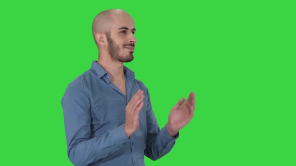 Handsom árabe aplaudiendo sus manos en una pantalla verde, Chroma Key . — Vídeos de Stock