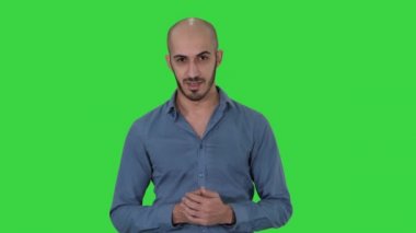 Rahat Arap adam beyaz arka plan üzerinde bir şey açıklayan kamera konuşuyor.