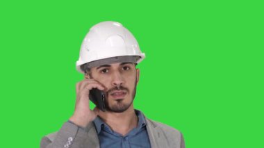 Yeşil Ekranda vinç inşaat çalışmalarını denetleyen bir cep telefonu konuşan Mühendis, Chroma Key.