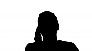 Siluet. Gülümseyen güzel genç bir kadın kameraya bakarak arama yapıyor..