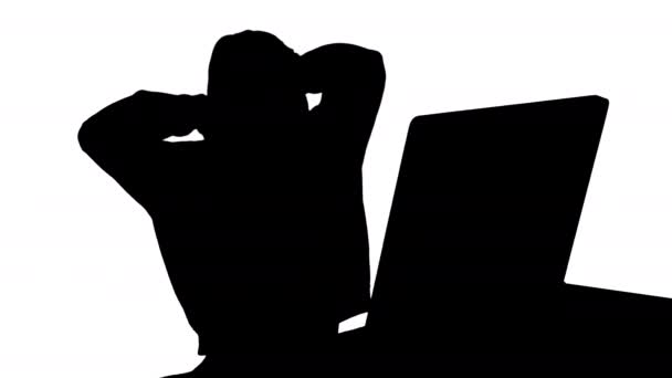 Silhouet gelukkig ontspannen jonge vrouw zittend stretching in de voorkant van de computer. — Stockvideo