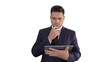 Genç işadamı tablete bakıyor ve beyaz arka plan üzerinde düşünüyor..