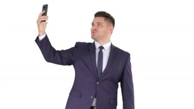 Mutlu genç yakışıklı işadamı beyaz arka plan üzerinde telefonu ile vlog kayıt.