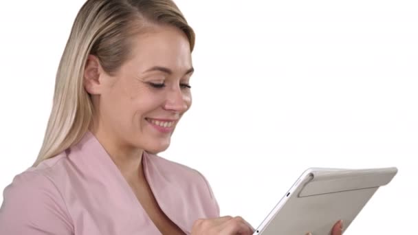 Donna d'affari sorridente utilizzando un computer tablet su sfondo bianco. — Video Stock