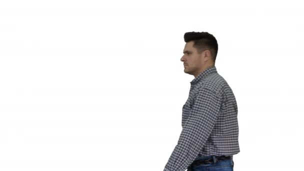 Hombre casual caminando sobre fondo blanco. — Vídeo de stock