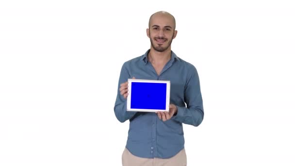Arab muž chůze a ukazuje tablet prezentující něco na bílém pozadí. — Stock video