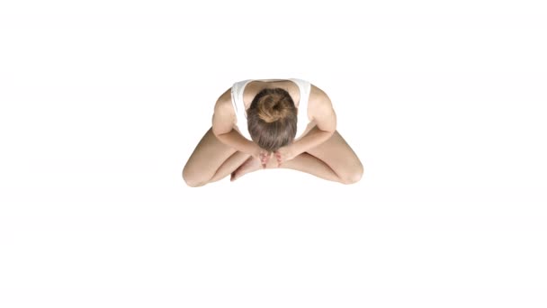 Giovane donna che pratica yoga su sfondo bianco. — Video Stock