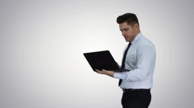 İşadamı, degrade arka planda dizüstü bilgisayarda proje veya sunum başlatmak veya başlatmak için oynat düğmesine basarak.