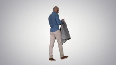 Rahat adam bu degrade arka planda soğuk oluyor blazer koyarak.