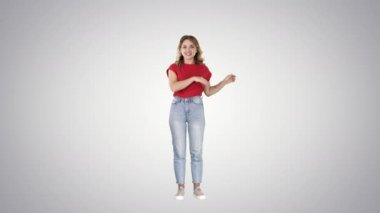 Mutlu yüz ifadesi kamera bakıyor ve degrade arka plan üzerinde konuşurken genç kız.