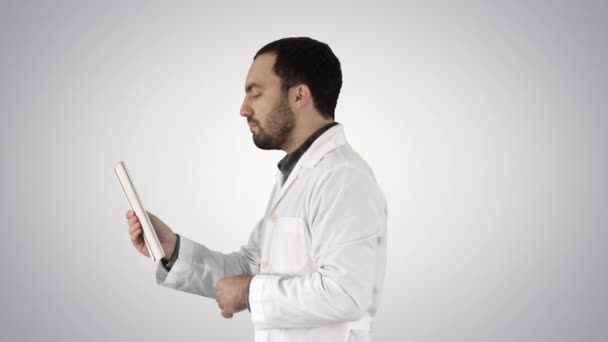 Genç Doktor Tablet 'te gradyan arkaplan üzerine görüntülü sohbet. — Stok video