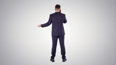 Akıllı telefonlu bir iş adamı, gradyan arka planda bir telefon görüşmesi yapıyor..