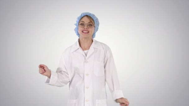 Geek若いですブロンド医師女性と話をカメラにグラデーション背景. — ストック動画