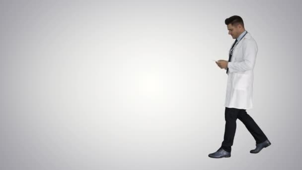 Arzt präsentiert Medizin auf Gradientenhintergrund. — Stockvideo