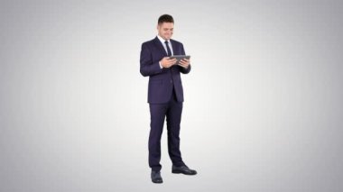 İşadamı Okuma veya degrade arka planda bir dijital tablet üzerinde çalışma.