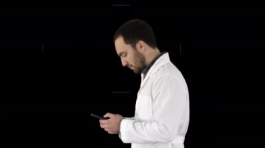Doktor bey cep telefonunun ekranına dikkatle bakıyor ve sonunda tavır takınıyor, Alpha Channel