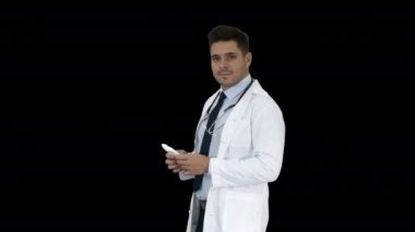 Doktor hekim, Alpha Channel 'da tıp sunumu yapıyor.