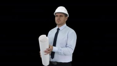 Mühendis inşa edilen Alfa Kanalı ile inşaat planını kontrol ediyor.