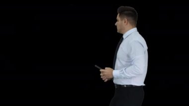 Yakışıklı adam fotoğraf çekiyor. Hızlı selfie, Alfa Kanalı.