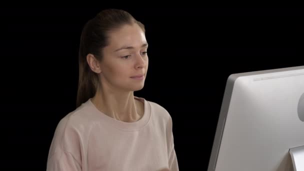 Müde niedliche Frau am Computer, Alpha-Kanal — Stockvideo
