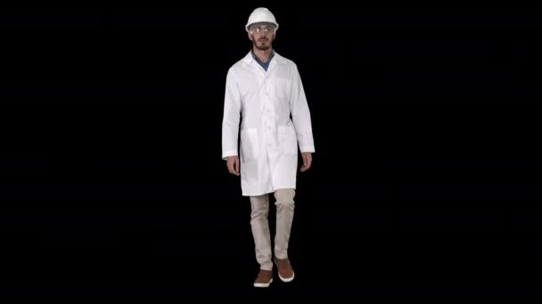 Inżynier nauki chodzenia w kask i okulary bezpieczeństwa, kanał alfa — Wideo stockowe