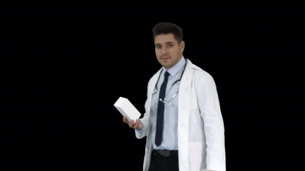 Довірливий лікар посміхаючись і представляючи в руці нове лікування, Альфа канал — стокове відео