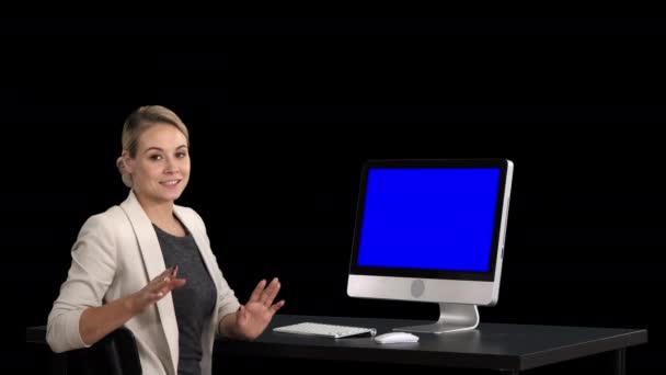 Selbstbewusste fokussierte Geschäftsfrau, die mit der Kamera spricht und in ihre Nähe schaut, Alpha Channel. Blue Screen-Mock-up-Display. — Stockvideo