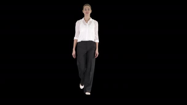 Kvinna promenader i formella kläder, Alpha Channel — Stockvideo