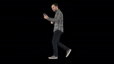 Boş zaman, teknoloji, iletişim ve insanlar konsepti - genç adam yürürken akıllı telefon kullanıyor ve onu arıyor, Alpha Channel