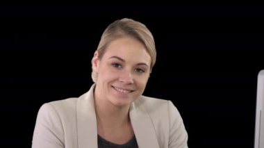 Gülümseyen genç kadın kameraya bakıyor, Alfa Kanalı.