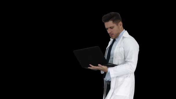 Fröhlicher Arzt mit Laptop lacht, nachdem er einen ernsten Blick in die Kamera wirft, Alpha-Kanal — Stockvideo