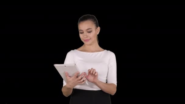 Серьёзно привлекательная молодая женщина или студентка, читающая информацию на планшетном компьютере, Альфа-канал — стоковое видео