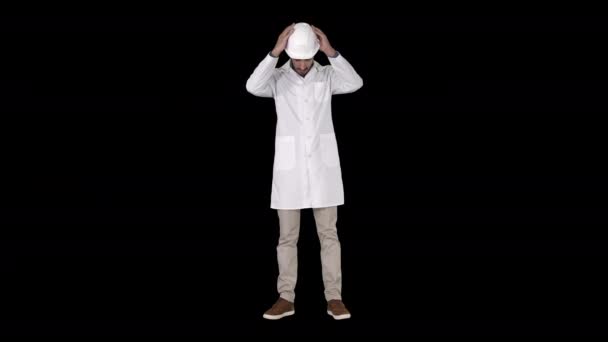 Arabský inženýr v bílém plášti, který dává tvrdou čepici na bezpečnostní koncept, alfa kanál — Stock video
