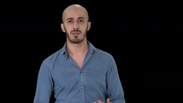 Arabisch lässiger Mann, der vor der Kamera läuft und spricht, Alpha Channel — Stockvideo