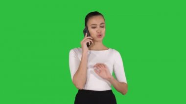 Bağıran kadın ve Chroma Key bir yeşil ekranda telefonda tartışmak.