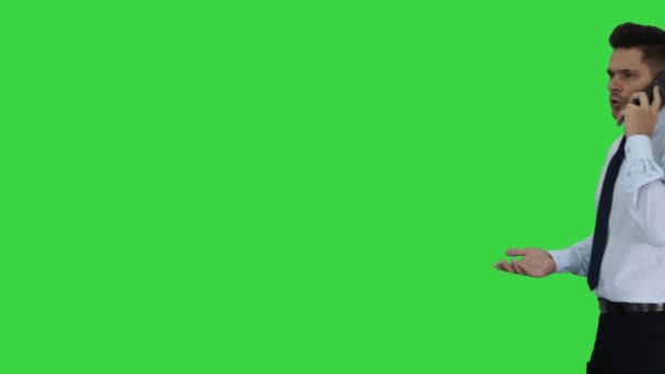 Homem maduro falando no celular passando por em uma tela verde, Chroma chave . — Vídeo de Stock